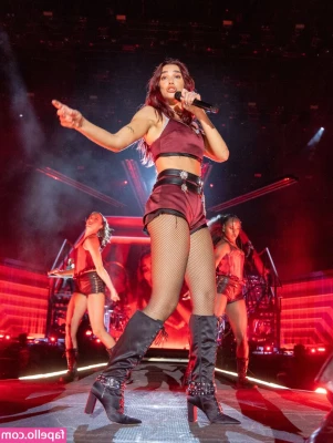 Dua Lipa [ dua-lipa ] - A máscara fica  O resto cai O lado negro tem novas regras agora 