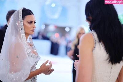 Dua Lipa [ dua-lipa ] - Looking for a woman to satisfy my needs  ask me anything