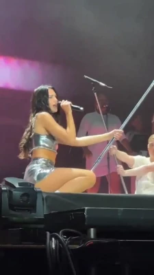 Dua Lipa [ dua-lipa ] - I m at work but it s titty Tuesday baby
