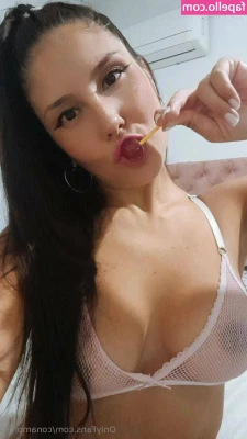  [ conamorlili ] - Hewwo hope u had a good weekend ✨  How would you like an OF live