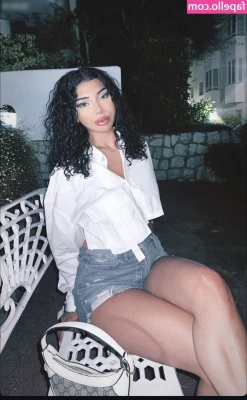 Houda Sanchez [ houda-sanchez ] - Who wants to see what