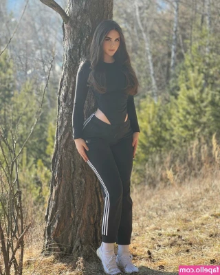 Katerina999cs - Showing that ass and abs