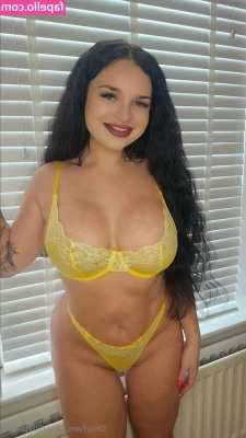 lillypinkk - Who would want a roll in the hay with me tip me for more pics direct