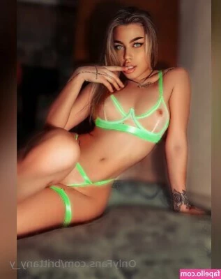 brittany_y [ brittany-y ] - Someone please play with my pussy  It s a smooth Georgia peach and