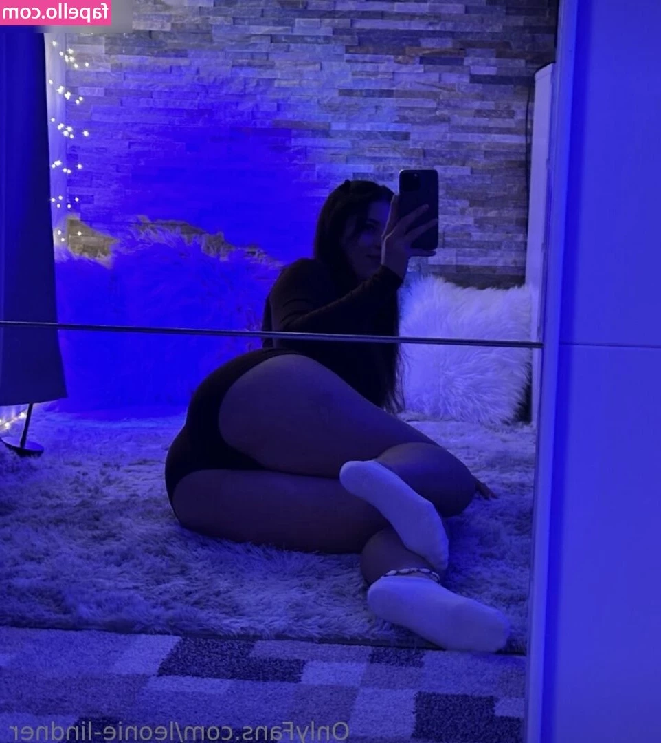 leonielindner - a lil bruise update from my work bathroom 😇