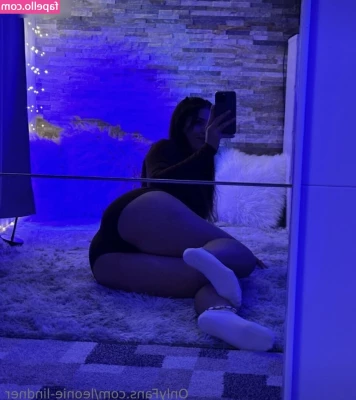 leonielindner - a lil bruise update from my work bathroom 😇