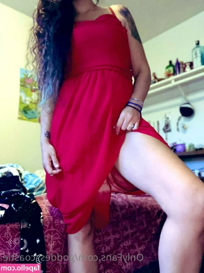 goddesscoastie - Going live around 7pm PST with a smoke   masturbation sesh  Pack a