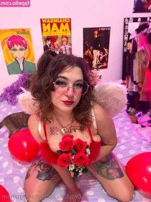 sharellgraham [ sharellgraham-1 ] - TITTIES OR BEER