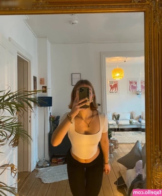 Emily Anouk Dorn [ emily-anouk-dorn ] - Big hands
