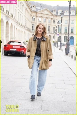 Emma Watson [ emma-watson-1 ] - I got a new toy! Who’s ready to watch me use it