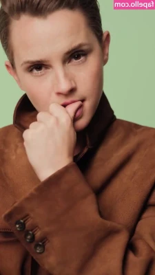Emma Watson [ emma-watson-1 ] - When you’re craving g0lden nectar really badly