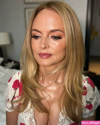 Heather Graham [ heather-graham-3 ] - front or back daddy? 😘 (pls forgive the dirty mirror 😩)