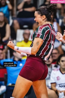 Lara Nobre [ lara-nobre ] - Wishing you would come over🤤