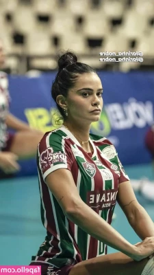 Lara Nobre [ lara-nobre ] - Work week already heating up 🔥