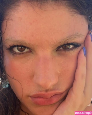 Giovanna Grigio [ giovanna-grigio ] - So I m sitting there in bed creaming up my soles before bed when I