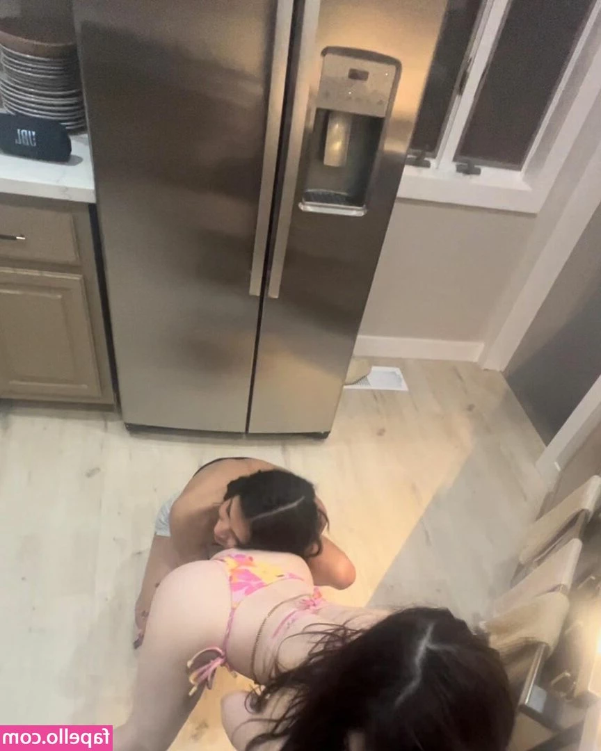 Zoey_Jade [ zoey-jade ] - Wacky Wednesday  CLAMPS enough said