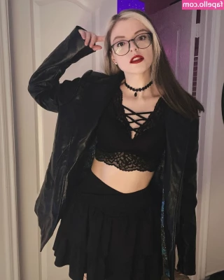 Meg Kaylee [ meg-kaylee ] - Who s into feet  Should I do a foot job POV