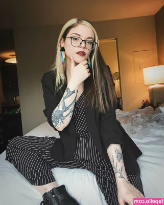 Meg Kaylee [ meg-kaylee ] - Just sitting at my desk wanna join