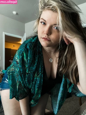 Meg Kaylee [ meg-kaylee ] - Car selfies are a struggle