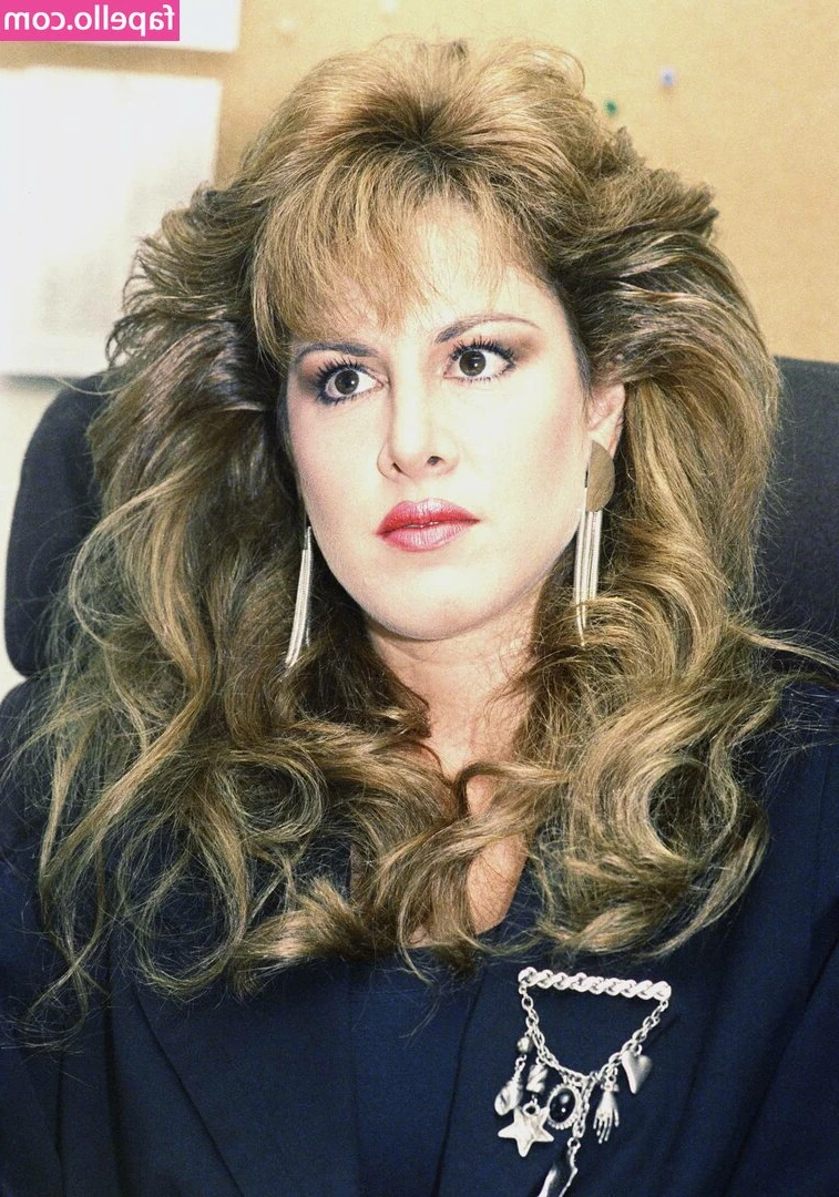 Jessica Hahn [ jessica-hahn ] - Glass slippers