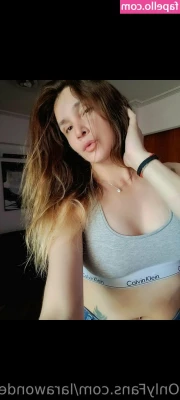 larawonder - Bare bum  feet and fetish