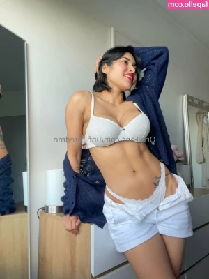 Ravina Patel [ ravina-patel ] - Getting naked and dancing in front of a Hotel Window video going out
