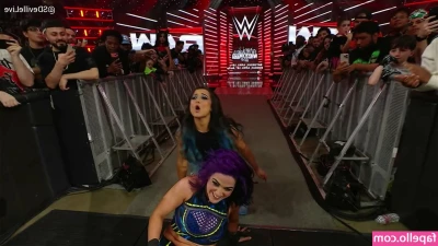 Bayley - Morning everyone 😘😘😘 Slide right for a look underneath 😉