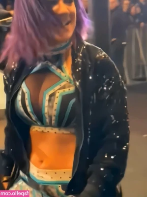 Bayley - would you kiss me under the miseltoe?🥰🎄