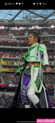 Bayley - Reflections  Come to me and get on your knees  Lick me from my boots