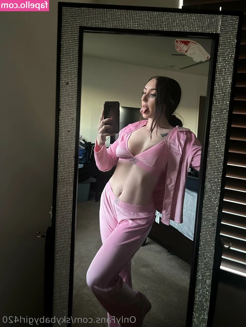 skybabygirlxo - I love showing off my cute bush! Debating on shaving it though…