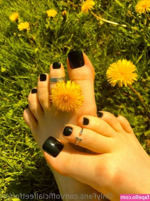 officialfeetforfun - Stream started at 08/16/2023 12:01 am  100 pushup stream, New record