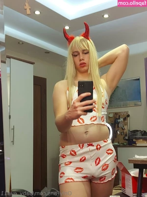 baby_eva11 [ baby-eva11 ] - Twerking with shorts in front of your face, sounds like a good idea?