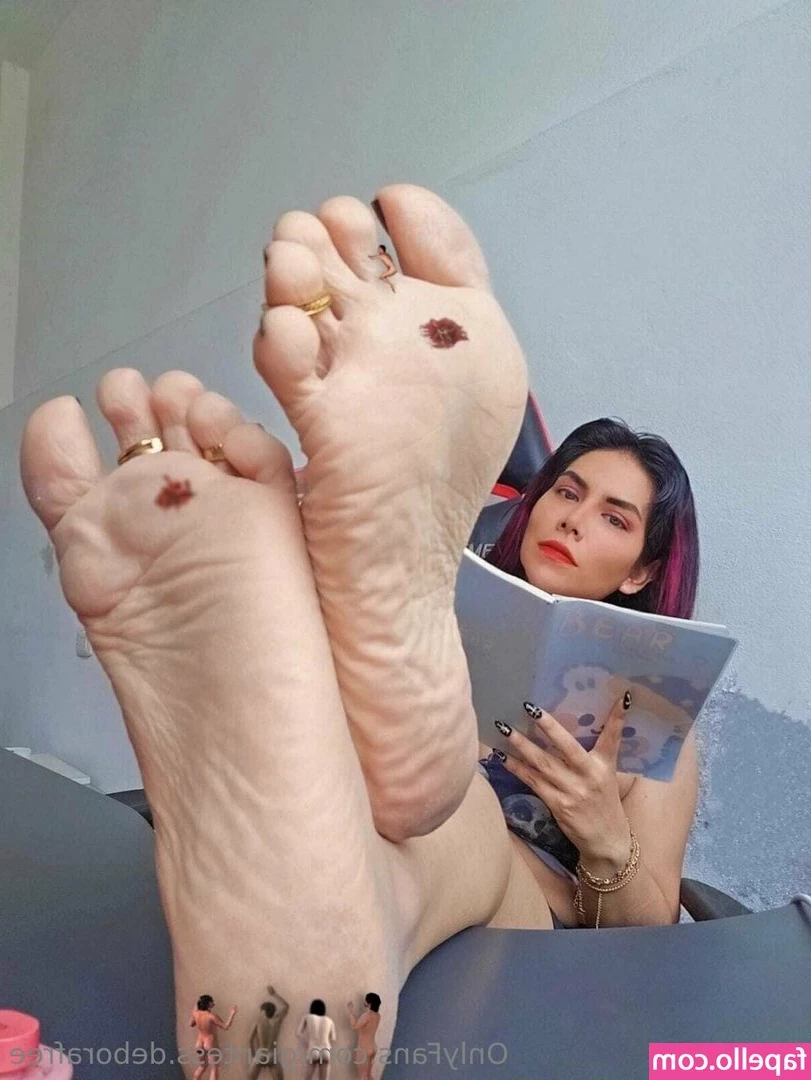 giantess.deborafree [ giantess-deborafree ] - Things are heating up over here. How badly do you want to see this