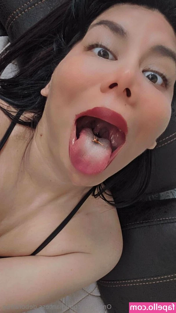 giantess.deborafree [ giantess-deborafree ] - I love it when the photographers start to get friendly 😈😍
