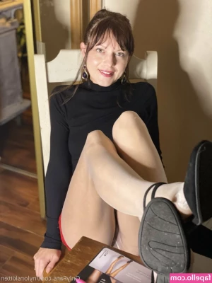 nylonskitten - My friend thinks her feet are weird   Tip anything for the toes