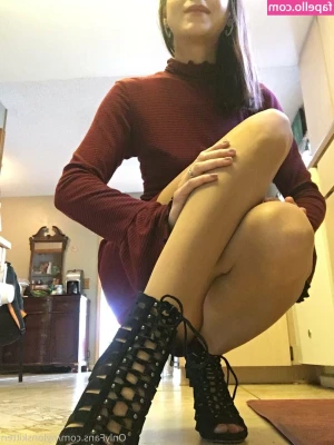 nylonskitten - Sin que me se empalme quieres que se me empalme
