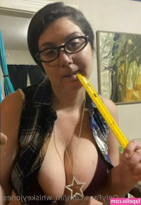 im_whiskeyjones [ im-whiskeyjones ] - Estoy muy caliente  I can t sleep because of how hot