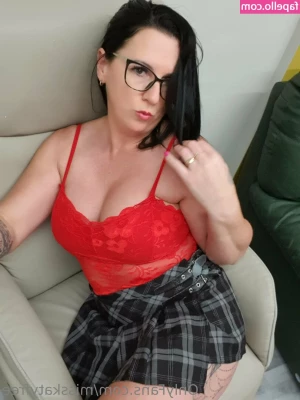 misskatyfree [ misskatyfree-1 ] - Me vengo haciendo la paja con los pies