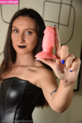 queenemmastanley - Love taking a cumshot in my mouth and all over my face and glasses 