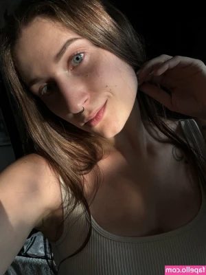 hollybay_paid [ hollybay-paid ] - Someone kiss me