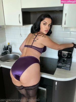 victoriaskinks - wait  don t leave yet i wanted to flash you before you head off to