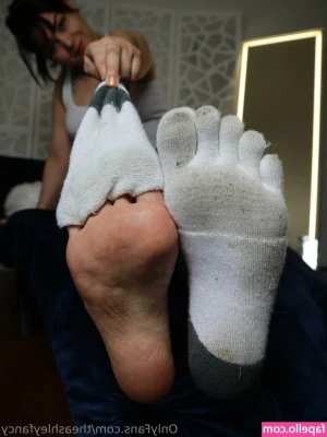 theashleyfancy - What would you do to be under my feet ?