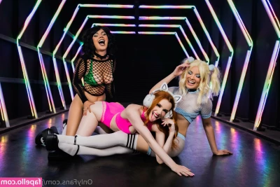 joaniebrosas - when u get that sweet sweet thigh smoosh<3 i look like a goddamn
