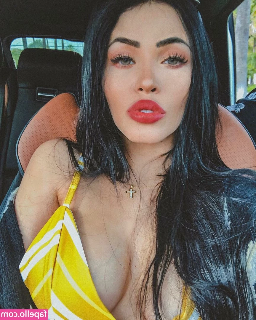 Claudia Alende [ claudia-alende ] - Get in loser 😜