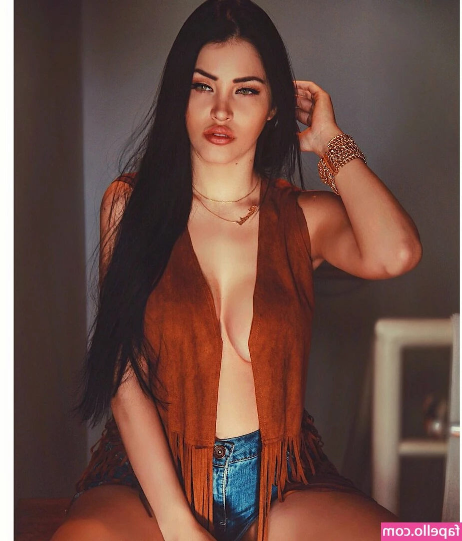 Claudia Alende [ claudia-alende ] - No bra or panty type of night 😈 DM me to join