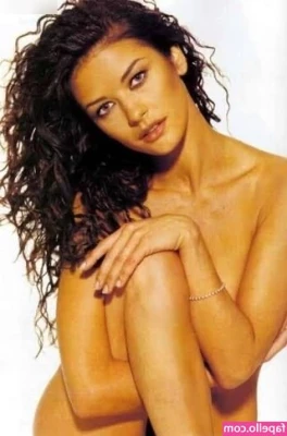 Catherine Zeta-Jones [ catherine-zeta-jones ] - Thriving in this heat wave ❤️‍🔥☀️