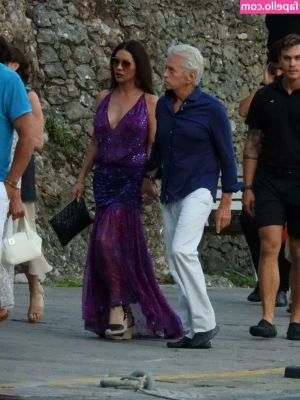 Catherine Zeta-Jones [ catherine-zeta-jones ] - Check your dm for this wet kitty vid ❤️❤️😍😍