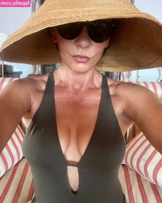 Catherine Zeta-Jones [ catherine-zeta-jones ] - I took a shower and felt cute!