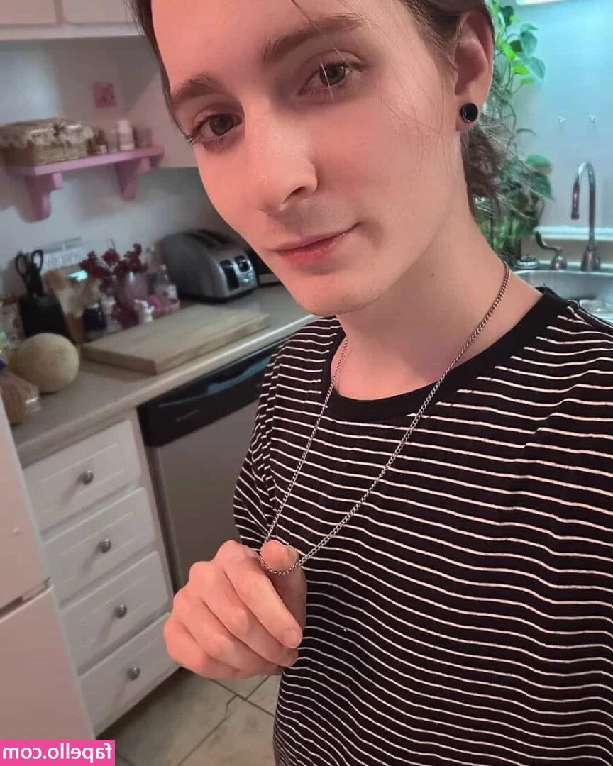 RebiSenpai - should i post more pics with my face & titties?? 🥹