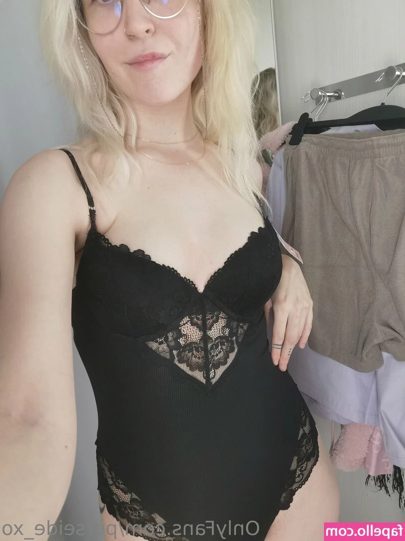perseide_xo [ perseide-xo ] - 🎥 Ella Hughes gets to her knees & teases my feet & licks